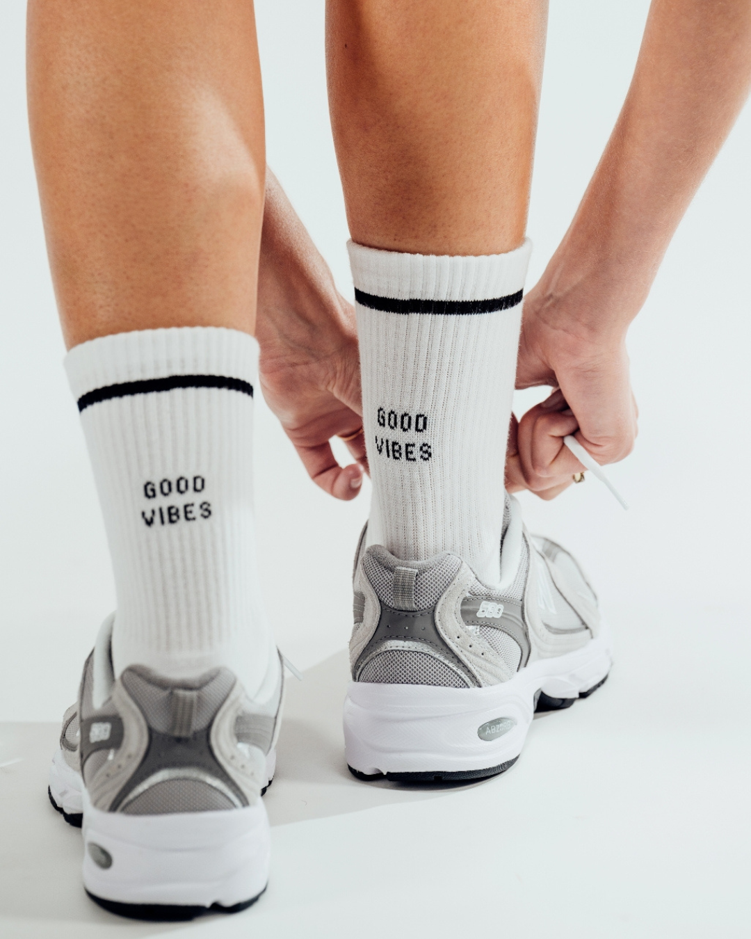 Chaussettes "Good Vibes" blanches en coton bio, pour jouer au pickleball avec style.