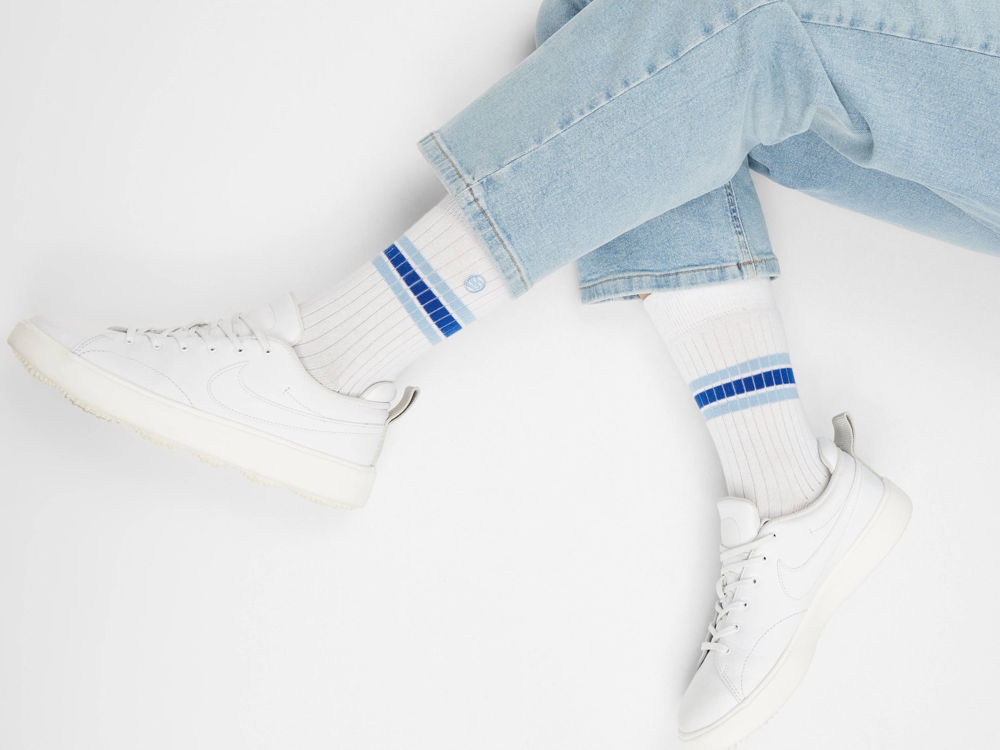 Chaussettes de sport blanches et bleues en coton bio idéales pour le pickleball.