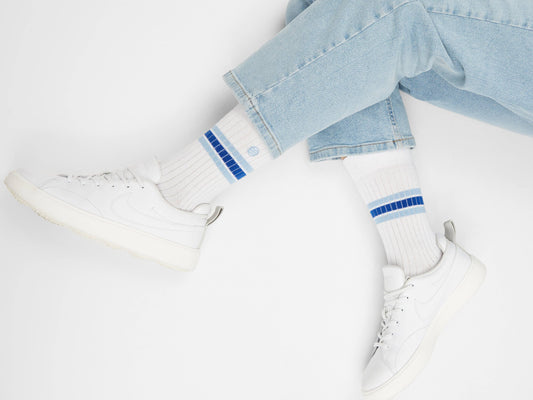 Chaussettes de sport blanches et bleues en coton bio idéales pour le pickleball.