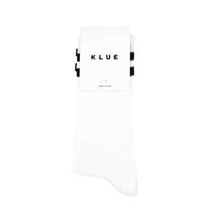 Chaussettes de sport blanches et noires confortables pour jouer au pickleball.