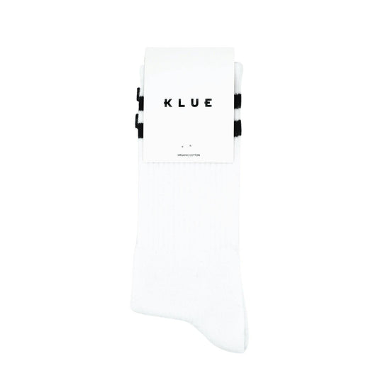 Chaussettes de sport blanches et noires confortables pour jouer au pickleball.